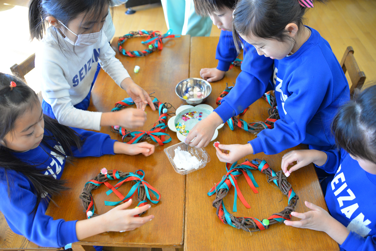 幼稚園もクリスマスの雰囲気です 晴山日記 千葉県柏市 松戸市の 晴山幼稚園 Seizan は森と遊具が融合したアスレチック型の広場や畑 茶室 図書館など 子供の感性を育む施設 教育を備えています 五香駅 高柳駅 六実駅から車で10分