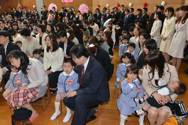 イベントギャラリー 入園式 千葉県柏市 松戸市の 晴山幼稚園 Seizan は森と遊具が融合したアスレチック型の広場や畑 茶室 図書館など 子供の感性を育む施設 教育を備えています 五香駅 高柳駅 六実駅から車で10分